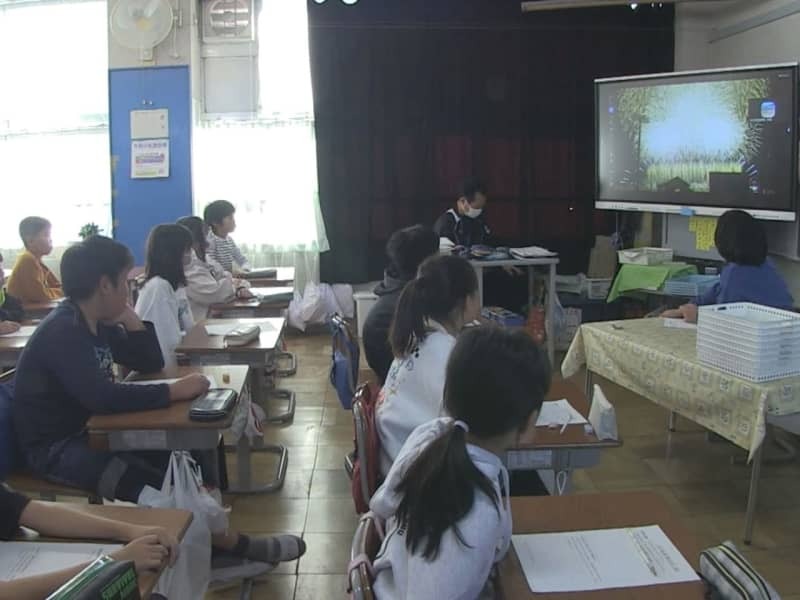 オンラインで東日本大震災と防災ついて学ぶ児童たち＝７日、岐阜市岩滝西、岩小学校