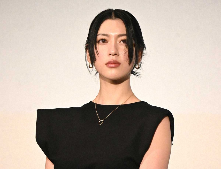 ＜映画「本心」舞台あいさつ＞舞台あいさつに登壇した三吉彩花（撮影・小渕　日向子）