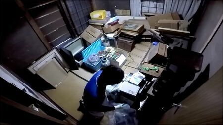 父親が1人で暮らしていた家は10部屋以上もある大きな屋敷だった（画像：「イーブイ片付けチャンネル」より）