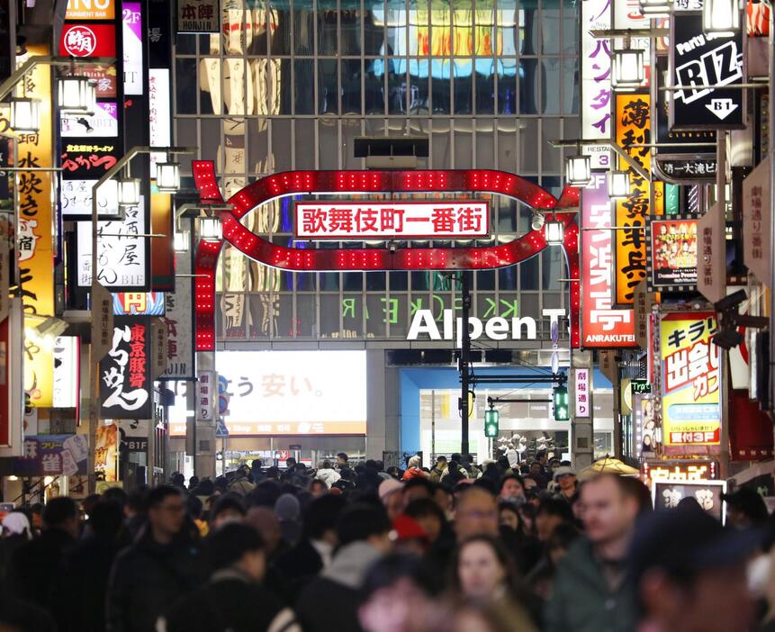 にぎわう東京・歌舞伎町＝1月