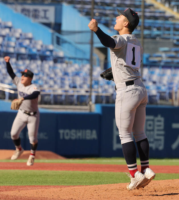 広島商対横浜　優勝し喜ぶ横浜・奥村頼（撮影・野上伸悟）