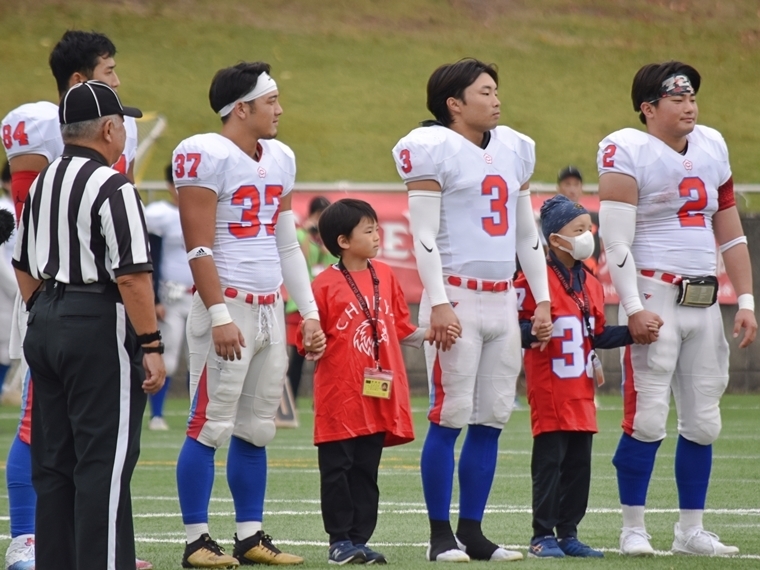 九州大学戦の試合前、コイントスに臨む中京大の松元キャプテン（2番）ら（撮影・篠原大輔）