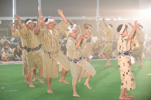 輪になってクイチャーを踊る出演者＝3日、JTAドーム宮古島