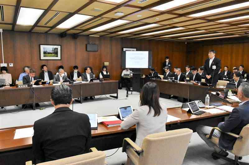 熊本市交通局が市電の運賃値上げについて説明した市議会特別委員会＝10月31日、市議会棟