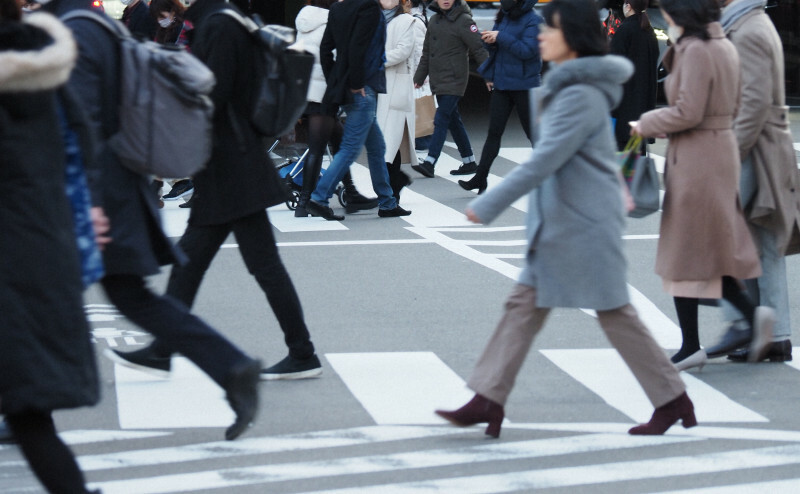 街を行き交う人たち＝東京都千代田区で2023年1月29日、丸山博撮影