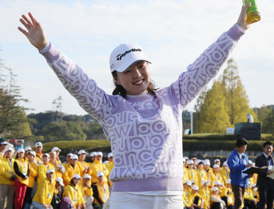 伊藤園レディース最終日。優勝し、両手を広げて喜ぶ山内日菜子＝１０日、千葉・グレートアイランドＣ