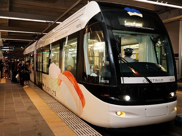 １日から運行しているラッピング電車＝富山駅