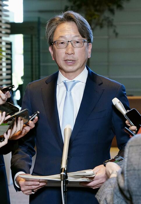 石破首相と面会後、取材に応じる平サイバー安全保障相＝7日午前、首相官邸