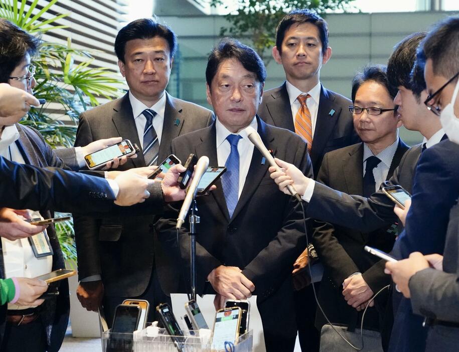 石破首相と面会後、取材に応じる自民党の小野寺政調会長（中央）＝7日午前、首相官邸