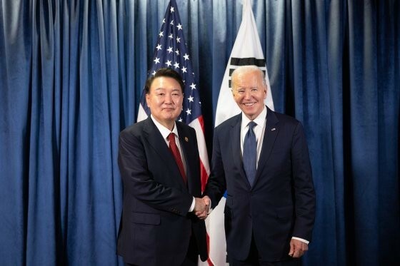 尹錫悦（ユン・ソクヨル）大統領が１５日（現地時間）、ペルー・リマのコンベンションセンターで行われた韓米首脳会談で、バイデン米大統領と記念撮影をしている。　［写真　大統領室］