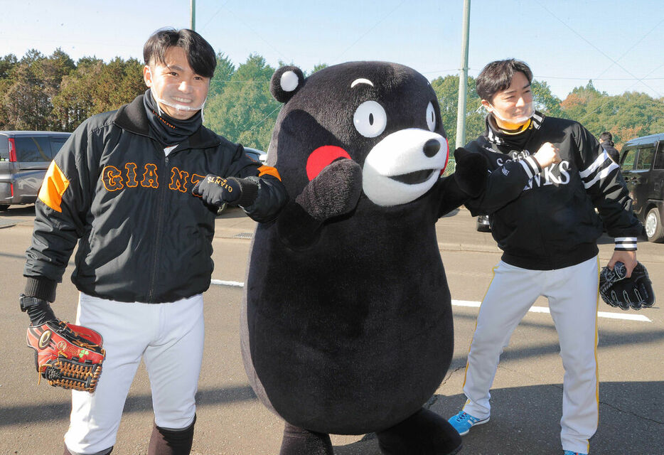 ２０２０年１２月、豪雨被害に遭った熊本を訪問した和田（右）と杉内コーチ