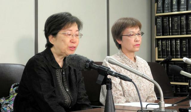 上告後に記者会見する原告の小川葉子さん（右）と大江千束さん=2024年11月8日午前、東京・霞が関、米田優人撮影