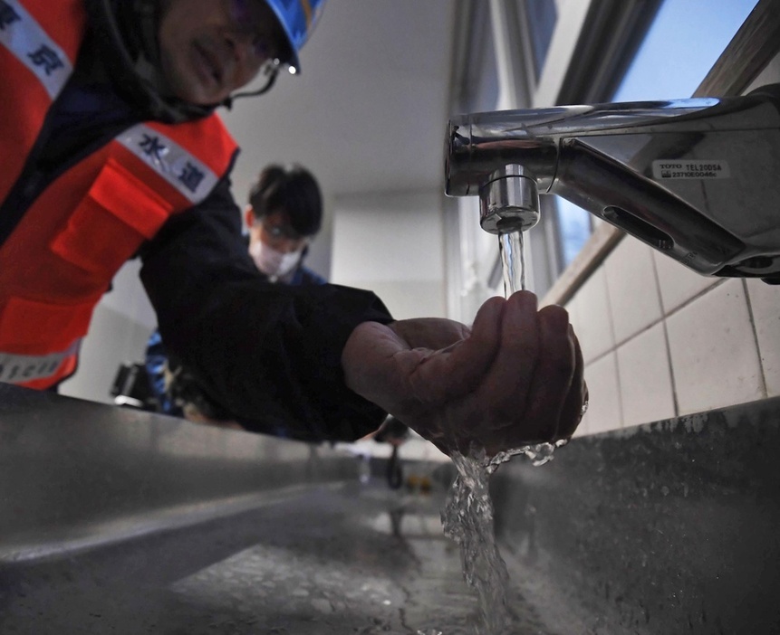 1月、石川県輪島市の避難所となった輪島高校で復旧した水道