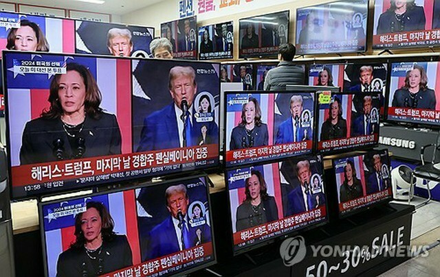 ソウル市内の家電売り場のテレビに米大統領選のニュースが映っている＝6日、ソウル（聯合ニュース）