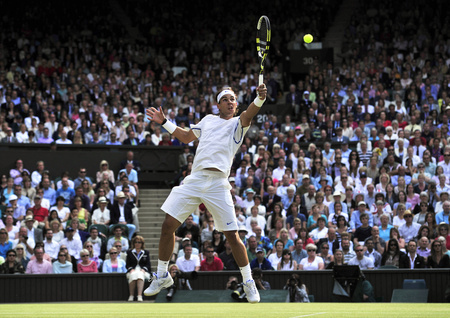 ウィンブルドン選手権、男子シングルス準決勝に臨むラファエル・ナダル（2011年7月1日撮影）。