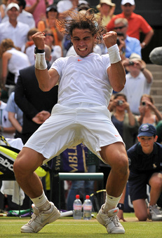 ウィンブルドン選手権、男子シングルスで優勝して喜ぶラファエル・ナダル（2010年7月4日撮影）。