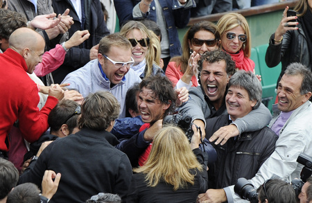 全仏オープンテニス、男子シングルスで優勝し、家族やスタッフに祝福されるラファエル・ナダル（2012年6月11日撮影）。