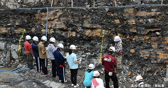 実際に野外に出て地層の観察も行う