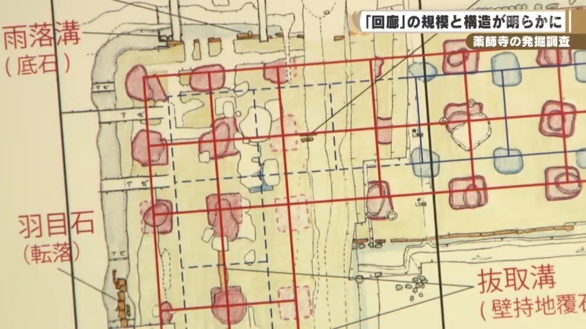 回廊が北西の隅で折れ曲がる様子が確認できる