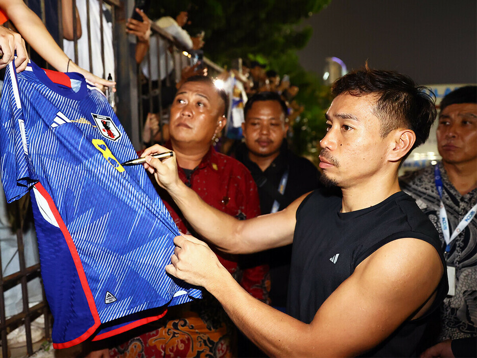 アウェーでもファンのサービスに応える長友佑都　photo by JFA/AFLO