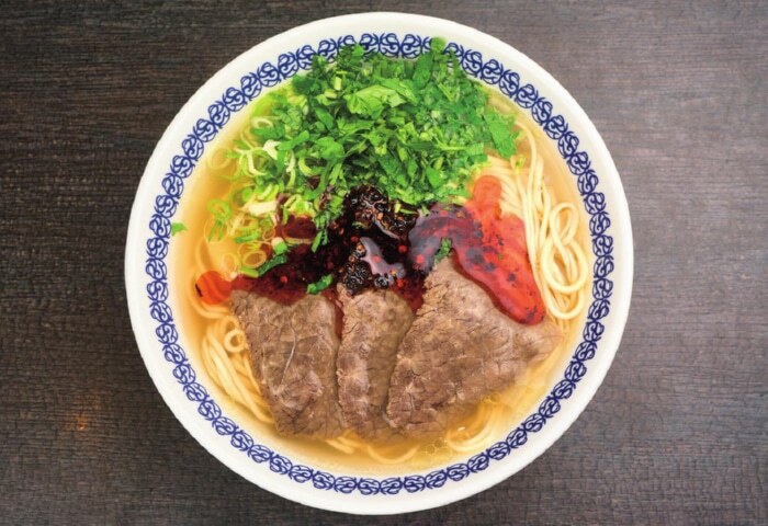 「蘭州牛肉面」1050円。9種類の麵のうち一番人気の細麵で。麵の量は350gと多め。