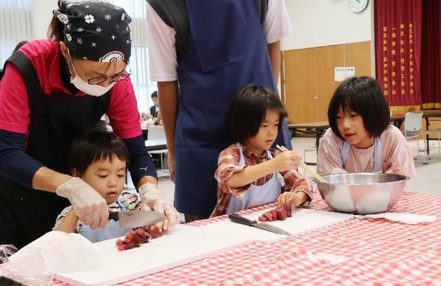 「かつおめし」を作る参加者ら