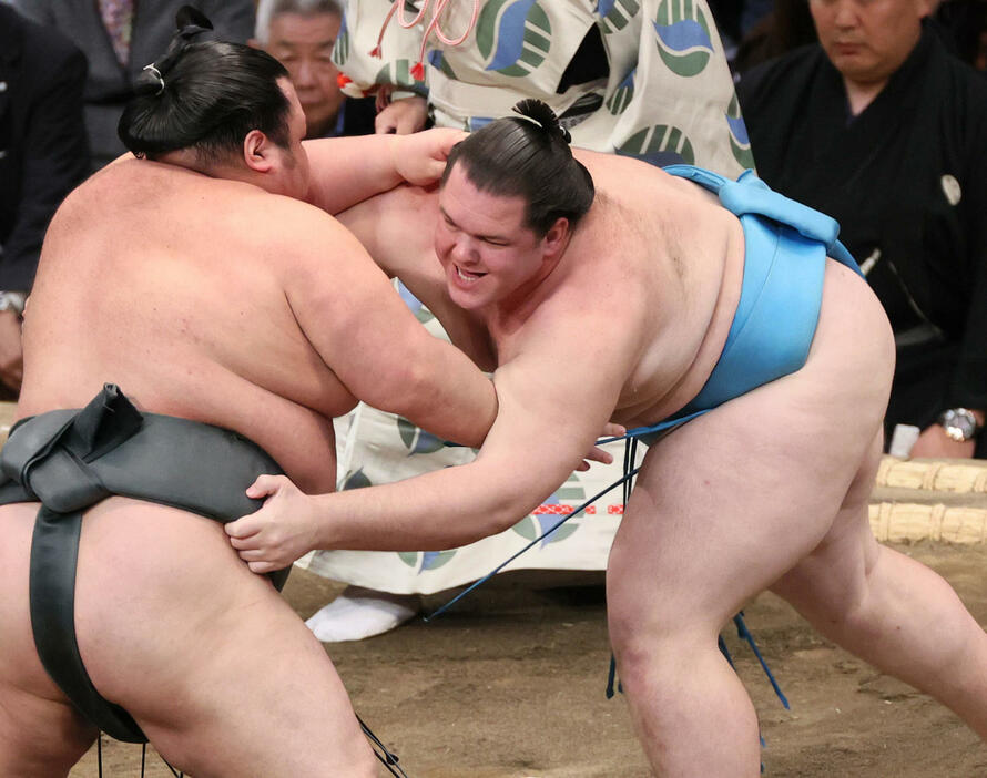 大相撲九州場所　2日目　獅司は寄り切りで武将山を破る（撮影・加藤孝規）