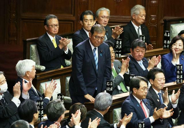 首相指名選挙の決選投票で首相に選ばれ、一礼する自民党の石破茂総裁（中央）=2024年11月11日午後4時11分、国会内、上田幸一撮影