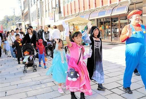 七間商店街を仮装して練り歩く子どもたち=11月3日、福井県大野市の七間通り