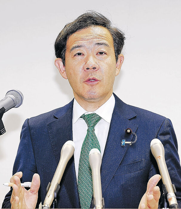 会見で不適切な党員登録について説明する田畑氏＝２９日午後７時５０分、富山市の県民会館