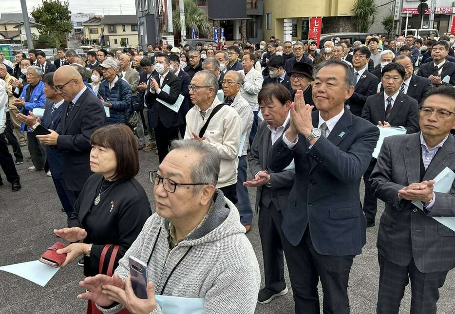 宇都宮市長選が告示され、候補者の訴えを聞く有権者たち＝10日、宇都宮市（伊沢利幸撮影）