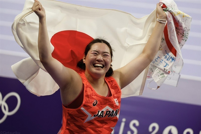 パリ五輪女子やり投で優勝し、笑顔でウイニングランをおこなった北口榛花