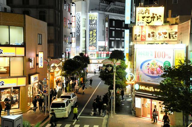 JR五反田駅周辺の繁華街。周辺に容疑者らが利用していたホテルがあるという=2024年11月8日午後10時14分、東京都品川区東五反田1丁目、三井新撮影