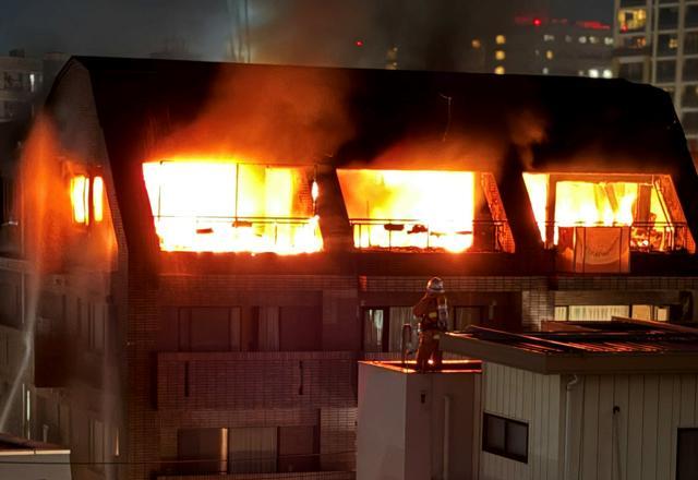 最上階から炎が出ているマンション=11月27日午後8時17分、東京都文京区小石川2丁目