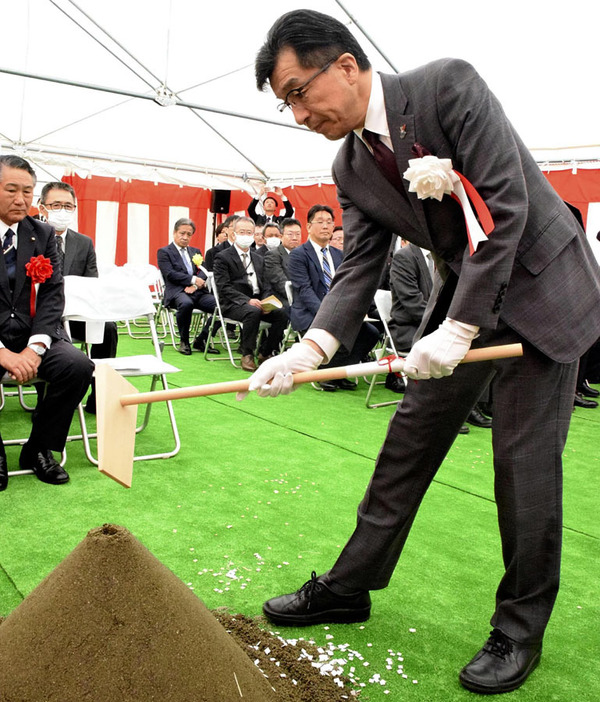 くわ入れする木幡市長