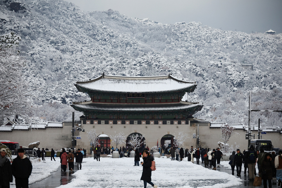 　１１月２８日、韓国は強い寒気の影響で２７日に続き２８日も大雪となった。航空便やフェリーが欠航し、少なくとも５人が死亡した。ソウルで２７日撮影（２０２４年　ロイター/Kim Hong-Ji）