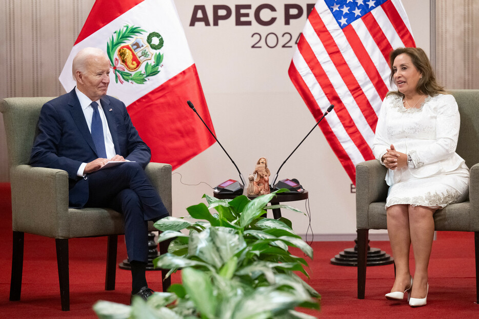 バイデン米大統領（左）は１５日、アジア太平洋経済協力会議（ＡＰＥＣ）首脳会議が開かれているペルーの首都リマで、同国のボルアルテ大統領（右）と会談した。