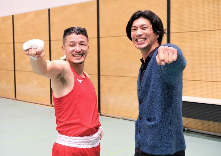 快勝した星大二郎（左）と応援に駆け付けた村田諒太氏