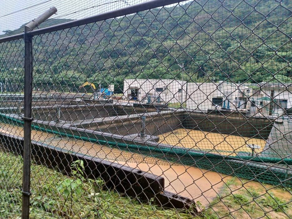 浸水したとみられる津波浄水場＝9日、大宜味村