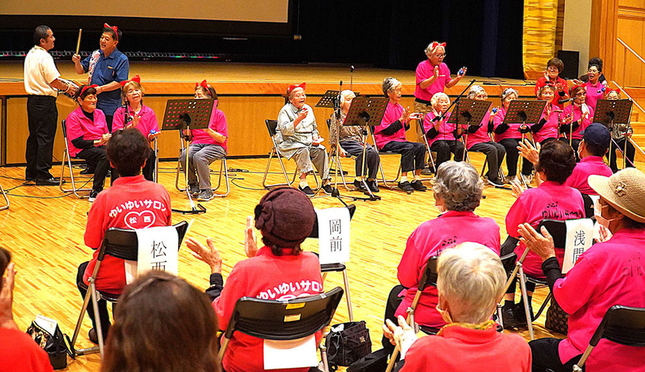 健康寿命をおう歌。はつらつと「ゆいゆいサロン」全体交流会＝15日、天城町