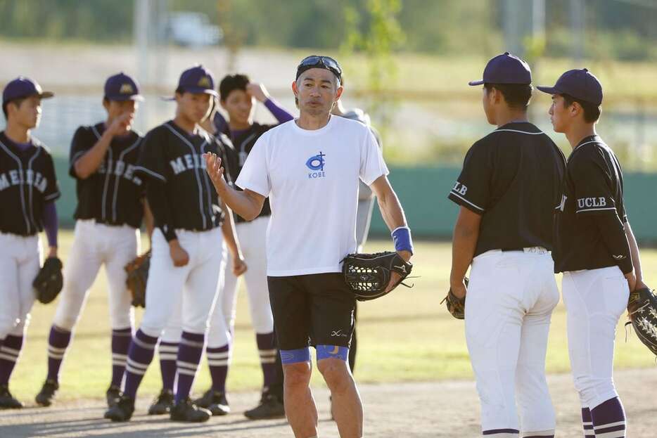 愛工大名電高野球部を指導するイチローさん＝18日、愛知県春日井市（代表撮影）