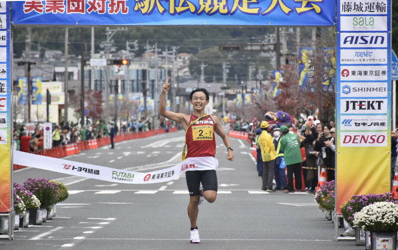 中部・北陸実業団対抗駅伝競走大会の中部1位でフィニッシュするトヨタ紡織のアンカーの小渕稜央選手＝愛知県田原市で2024年11月10日、高橋広之撮影