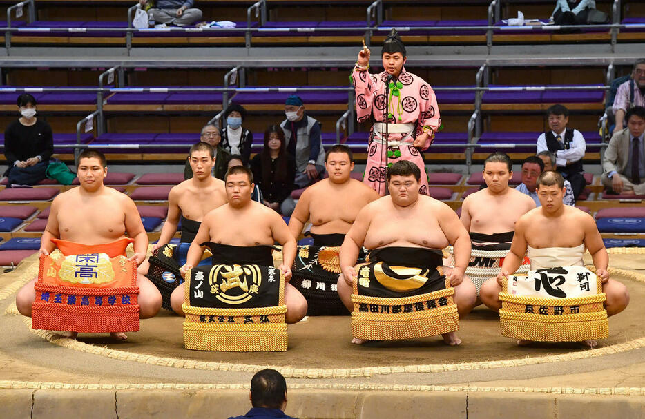 大相撲九州場所8日目　新序出世披露を行う、前列左から豪ノ勝、豪清丸、岡田、若雷、後列左から雷颯、出野、大光（撮影・岩下翔太）