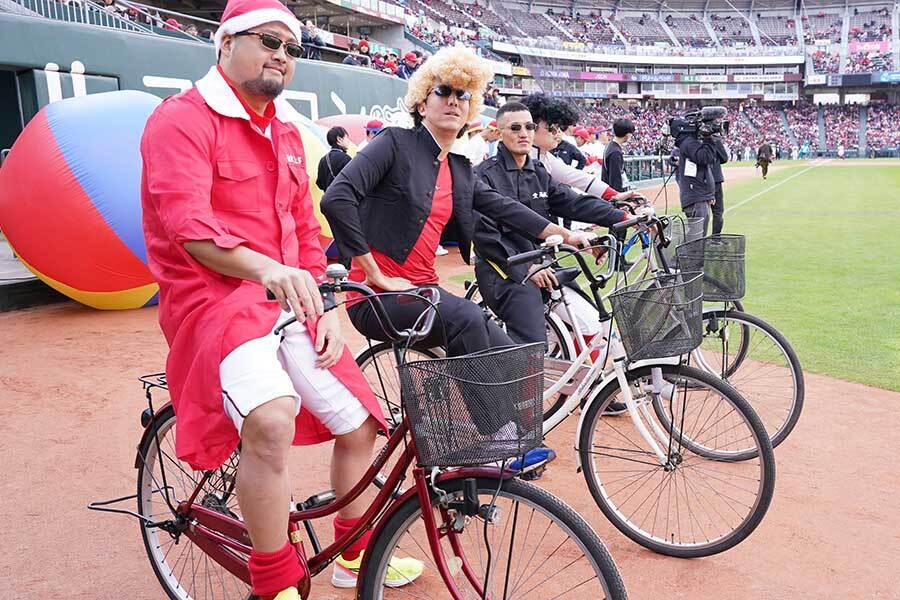 ファン感謝デーでヤンキー風コスプレで登場した矢野雅哉（左から3人目）【写真提供：産経新聞社】