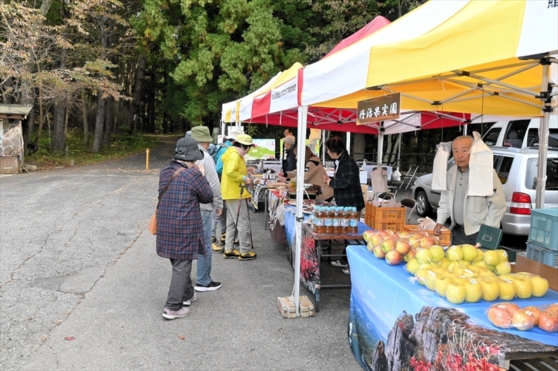 霊山の登山口に設けられたふるさと物産展