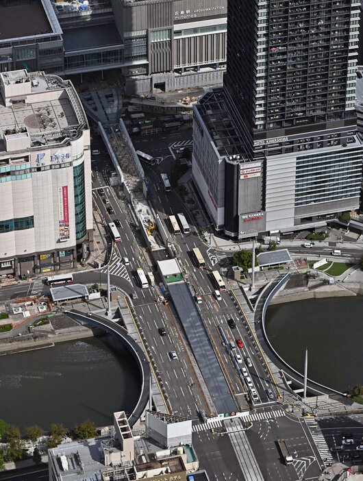 建設が進む広島駅南口広場と駅前大橋線＝10月25日、広島市南区