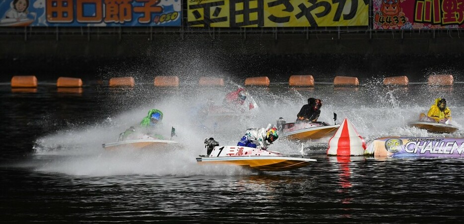 レディースチャレンジカップの優勝戦1周2Mを先頭でターンする三浦永理