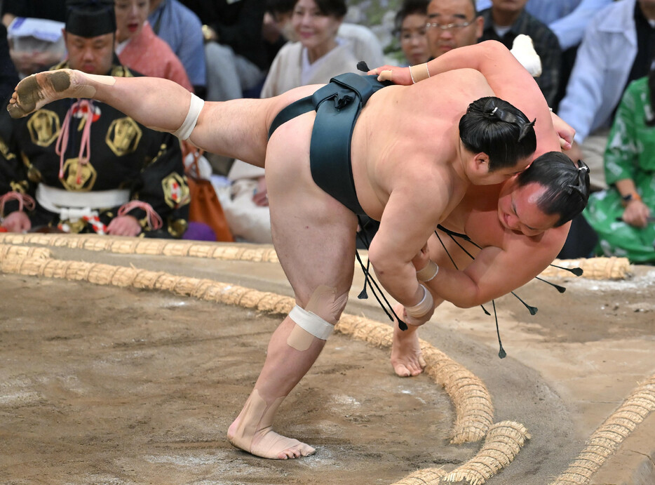 大相撲九州場所５日目。佐田の海（左）はすくい投げで千代翔馬を下す＝１４日、福岡国際センター