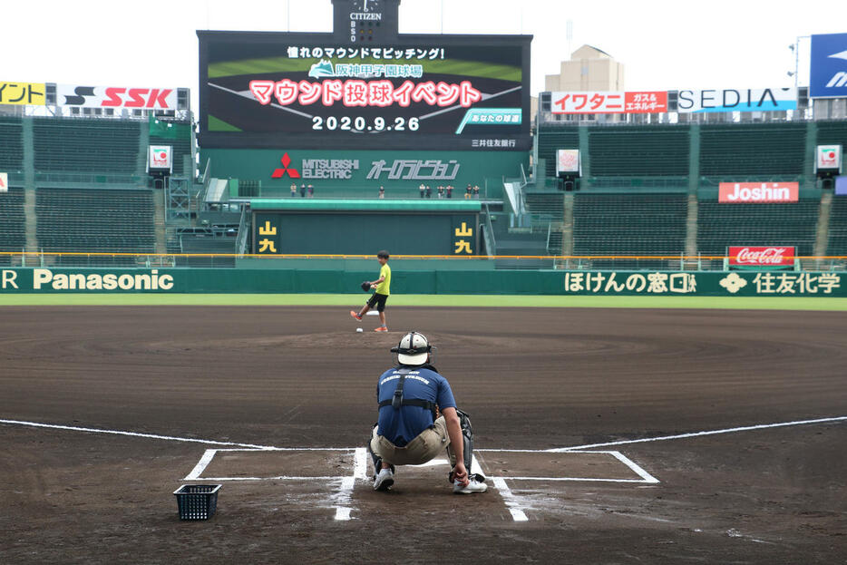 甲子園でのマウンド投球イベント（写真は過去の投球体験の様子）