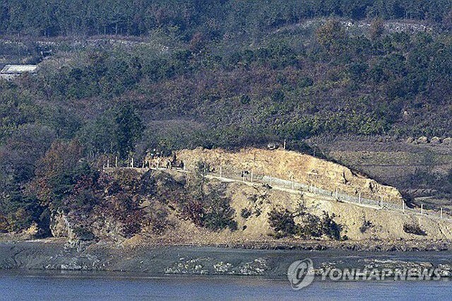 南北軍事境界線に近い京畿道・坡州の烏頭山統一展望台から眺めた北朝鮮側＝12日、坡州（聯合ニュース）